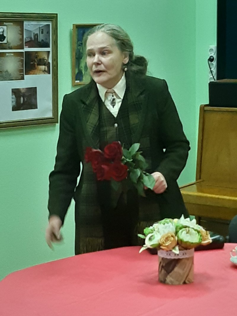 Елена Виноградова с моноспектаклем "Я была счастлива, счастлива, счастлива..
