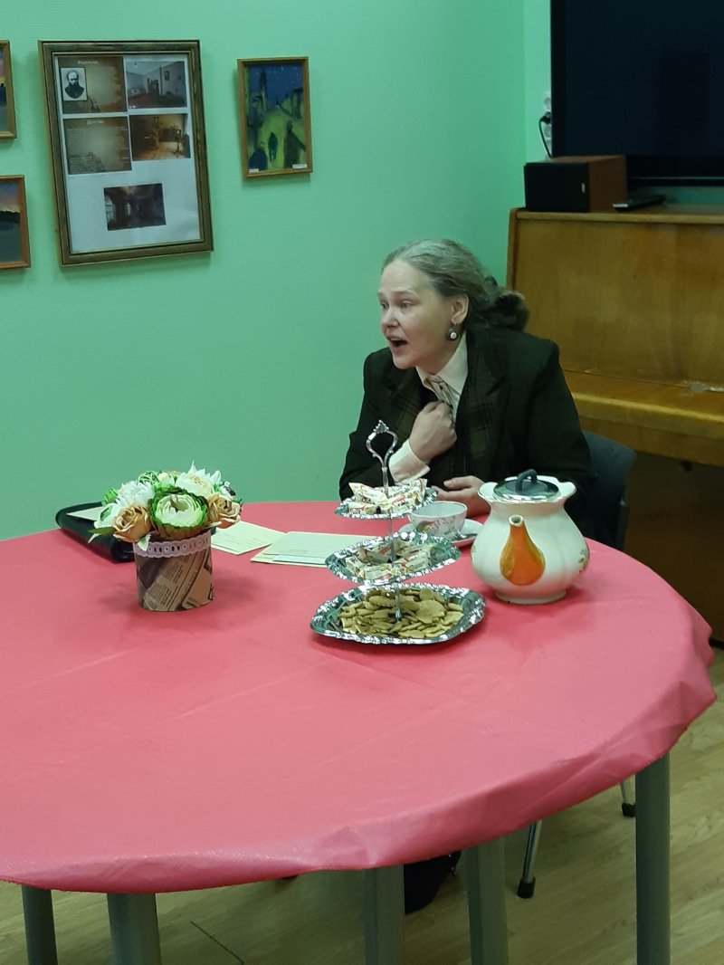 Елена Виноградова с моноспектаклем "Я была счастлива, счастлива, счастлива..