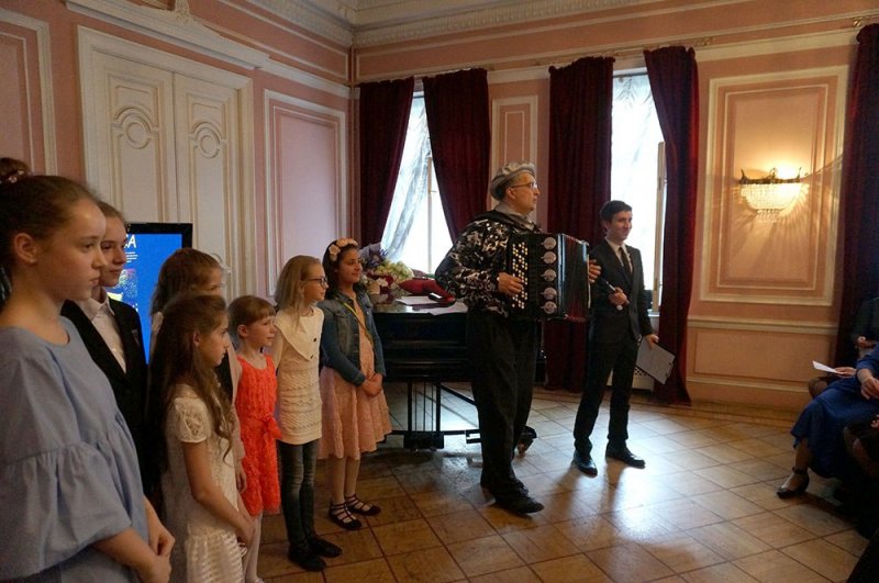 Открытие русско-французской выставки детских творческих работ «Король космоса»